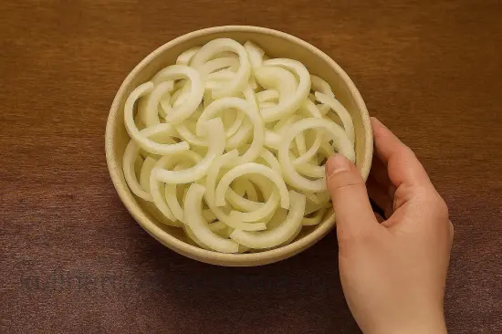 Идеальный маринад для шашлыка из свинины с луком и уксусом - шаг 2