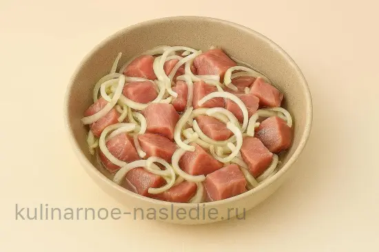 Классический маринад для шашлыка из свинины с луком и уксусом - шаг 3 (изображение)