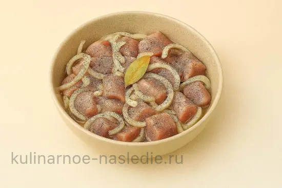 Классический маринад для шашлыка из свинины с луком и уксусом - шаг 4 (изображение)