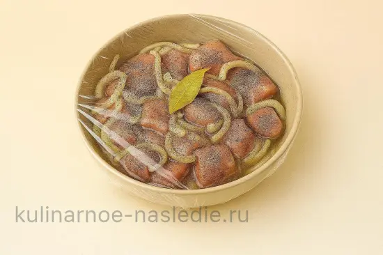 Классический маринад для шашлыка из свинины с луком и уксусом - шаг 5 (изображение)