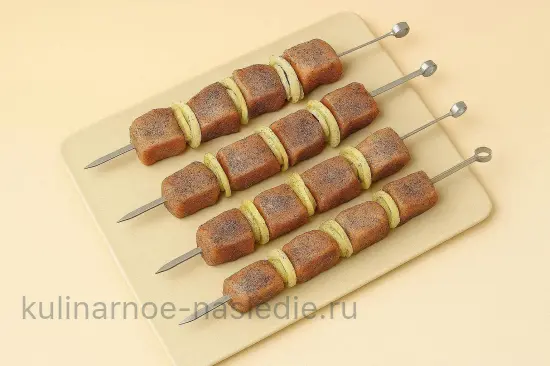 Классический маринад для шашлыка из свинины с луком и уксусом - шаг 6 (изображение)