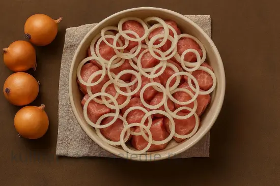 Шашлык из свинины в классическом маринаде с уксусом и луком - шаг 2