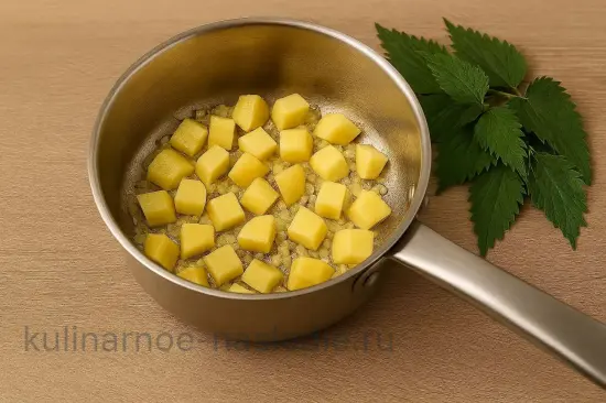 Суп-пюре с плавленым сыром и крапивой - шаг 2 (изображение)