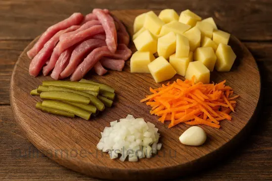 Азу по-татарски из свинины с картофелем на сковороде - шаг 1