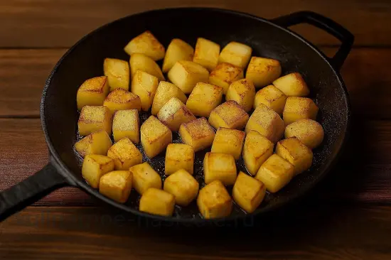 Азу по-татарски из свинины с картофелем на сковороде - шаг 5