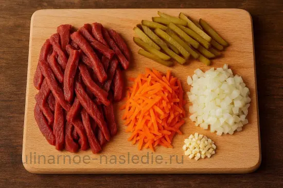 Азу с говядиной и картофелем на сковороде - шаг 1