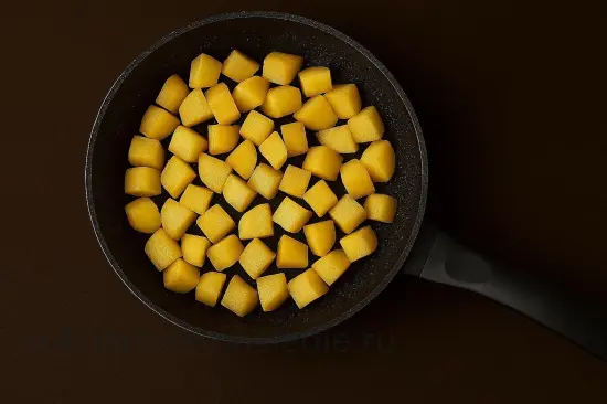 Азу по-татарски из свинины с солеными огурцами - шаг 5