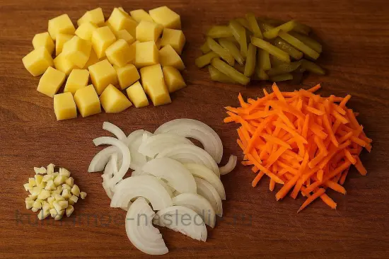 Азу из индейки с картофелем и солеными огурцами - шаг 1