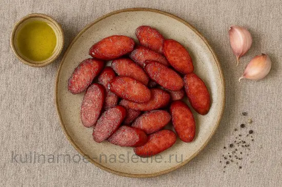 Зеленый борщ с щавелем, яйцом и копченой колбасой - шаг 2. Обжарка колбасы