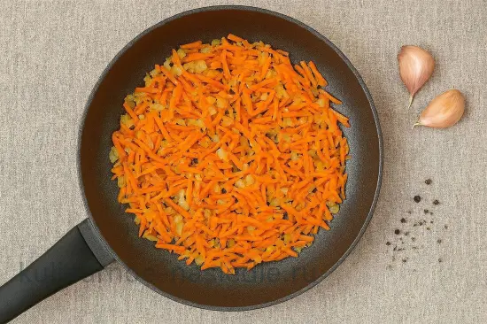 Зеленый борщ с щавелем, яйцом и копченой колбасой - шаг 4. Обжарка лука и моркови