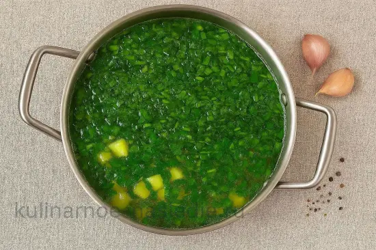 Зеленый борщ с щавелем, яйцом и копченой колбасой - шаг 6. Добавление зелени