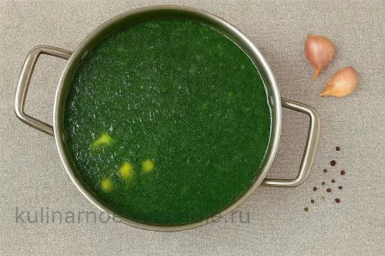 Зеленый борщ с щавелем, яйцом и копченой колбасой - шаг 9. Настойка вкуса