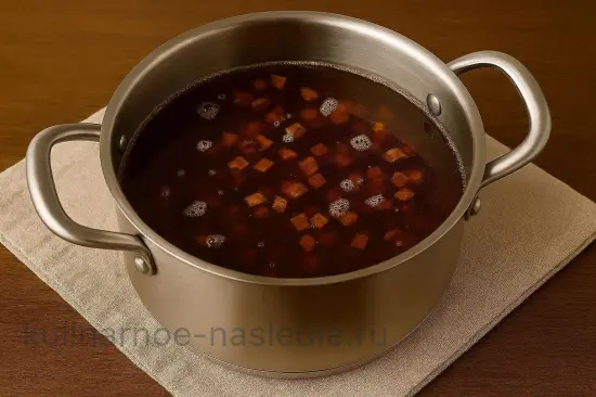 Вегетарианский борщ с лесными грибами - шаг 3. Варка грибного бульона