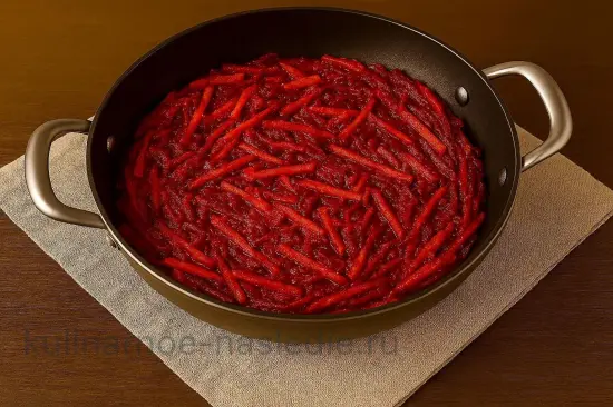 Вегетарианский борщ с лесными грибами - шаг 6. Тушение овощей с томатом