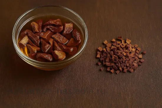 Борщ с копченой свининой и грибами - шаг 1. Замачивание грибов