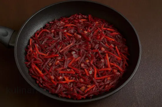 Борщ с копченой свининой и грибами - шаг 4. Пассеровка овощей