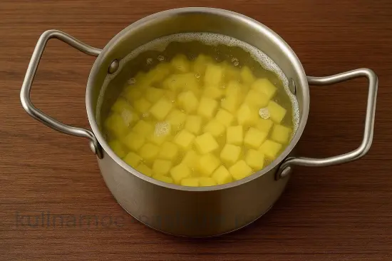 Борщ с щавелем и яйцом - шаг 2. Варка картофеля