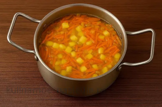 Борщ с щавелем и яйцом - шаг 4. Соединение зажарки с картофелем