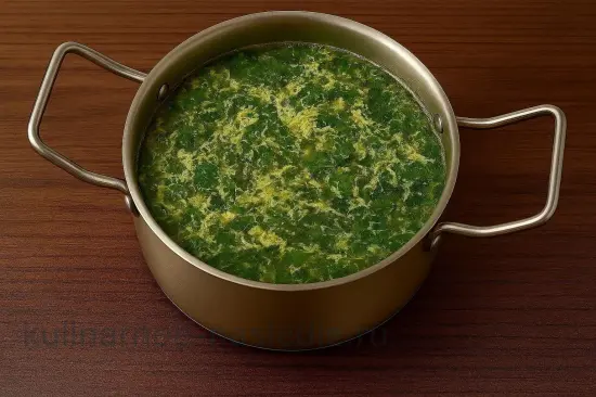 Борщ с щавелем и яйцом - шаг 6. Введение яичных хлопьев