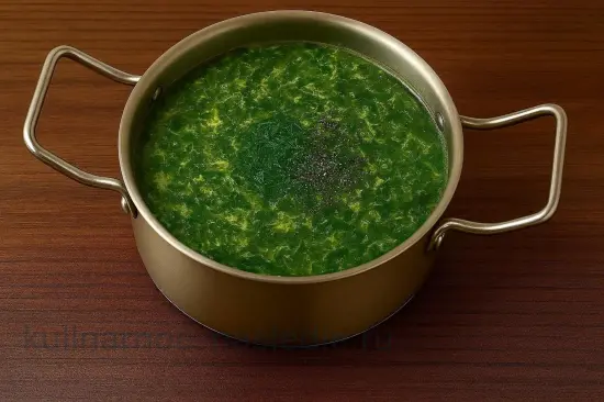 Борщ с щавелем и яйцом - шаг 7. Добавление зелени и специй