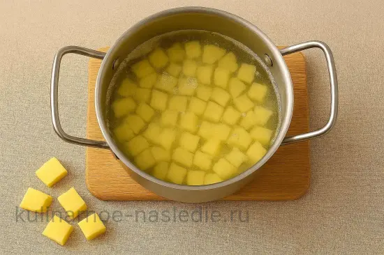 Зеленый борщ - шаг 2. Варка картофеля