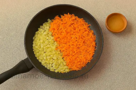 Зеленый борщ - шаг 3. Приготовление зажарки