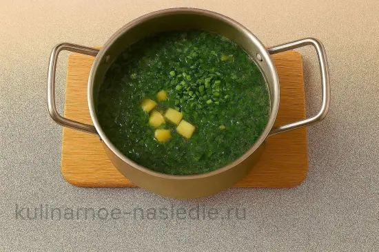 Зеленый борщ - шаг 5. Добавление щавеля и зелёного лука