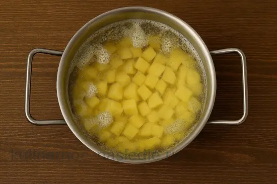 Зеленый борщ с щавелем - шаг 2. Варка картофеля