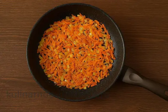 Зеленый борщ с щавелем - шаг 3. Приготовление зажарки