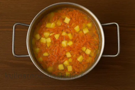 Зеленый борщ с щавелем - шаг 4. Объединение бульона и зажарки