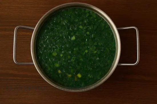 Зеленый борщ с щавелем - шаг 5. Добавление щавеля и лука