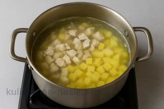 Борщ с курицей и капустой - шаг 5. Добавление картофеля и курицы
