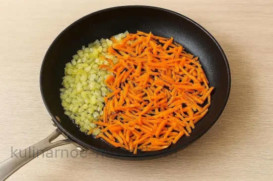 Зеленый борщ с щавелем и яйцом - шаг 3. Приготовление овощной зажарки