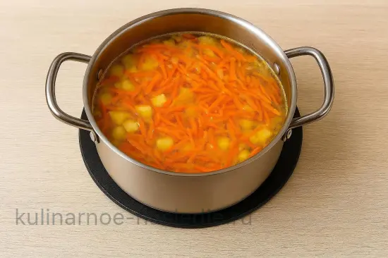 Зеленый борщ с щавелем и яйцом - шаг 4. Соединение овощей с бульоном