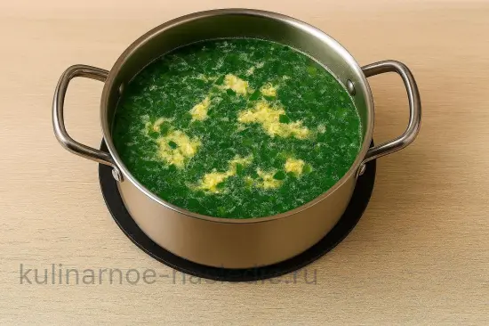 Зеленый борщ с щавелем и яйцом - шаг 6. Введение яичной заправки