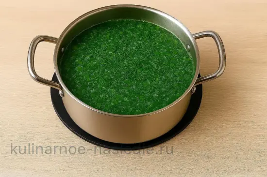 Зеленый борщ с щавелем и яйцом - шаг 7. Финальная зелень и специи