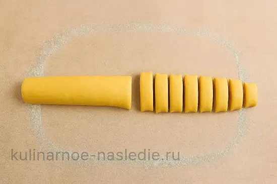 Булочки с песто и сыром пармезан - Нарезка и выкладка на противень