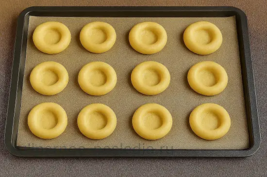 Ватрушки с творогом по-домашнему с ванилью и изюмом - шаг 6 (изображение)