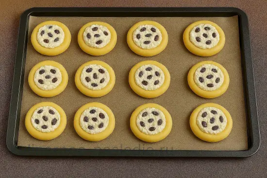 Ватрушки с творогом по-домашнему с ванилью и изюмом - шаг 7 (изображение)