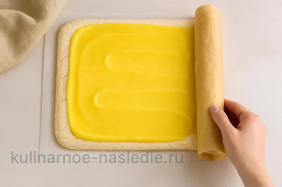 Меренговый рулет с лимонным кремом - воздушный десерт без муки - шаг 8. Сборка рулета