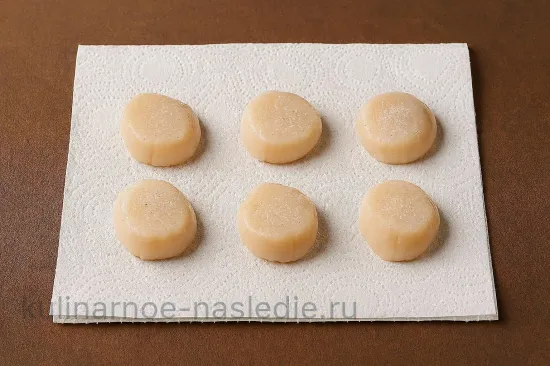 Тёплый салат из морской капусты с гребешками и кунжутной заправкой - шаг 1 (изображение)