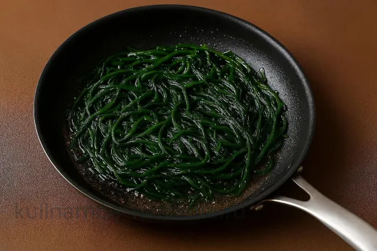 Тёплый салат из морской капусты с гребешками и кунжутной заправкой - шаг 5 (изображение)