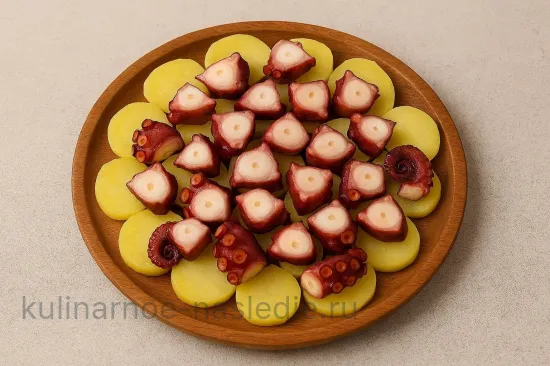 Осьминог по-галисийски с копчёной паприкой и оливковым маслом - Сборка блюда