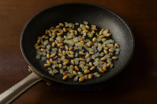 Фаршированная тыква с булгуром, кедровыми орехами и гранатовым соусом - шаг 3. Обжарка орехов и лука