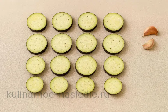 Запечённые баклажаны с томатами и сыром в пряных травах - шаг 2. Нарезка и засолка баклажанов