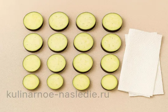 Запечённые баклажаны с томатами и сыром в пряных травах - шаг 3. Промывание и обсушивание баклажанов