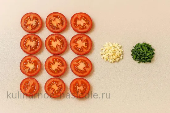 Запечённые баклажаны с томатами и сыром в пряных травах - шаг 4. Подготовка помидоров и зелени
