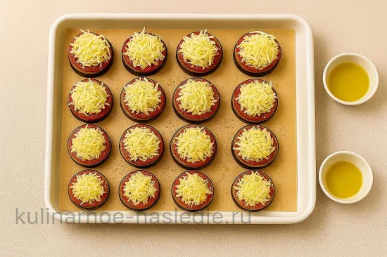 Запечённые баклажаны с томатами и сыром в пряных травах - шаг 6. Добавление сыра и масла