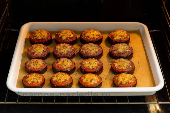 Запечённые баклажаны с томатами и сыром в пряных травах - шаг 7. Запекание