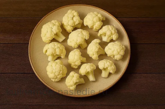 Отварные овощи по-русски с ароматным укропным соусом - шаг 3. Разделка цветной капусты